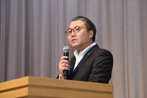 ★04_知事スピーチ（顔アップ）2_R