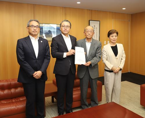 意見書を手渡す様子_R