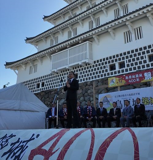 オープニングイベントで挨拶する知事_R