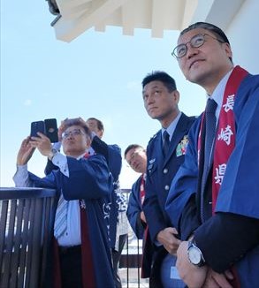 ブルーインパルスの展示飛行を観覧する知事_R