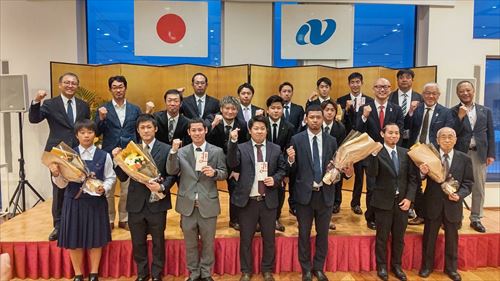 優勝チームとの記念写真_R