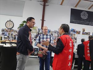 現地の方と話す様子_R