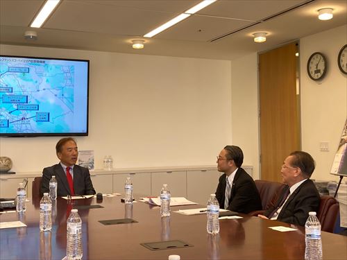 意見交換する様子_R