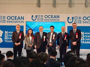 テープカット後の記念写真_R