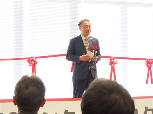 祝辞を述べる様子_R