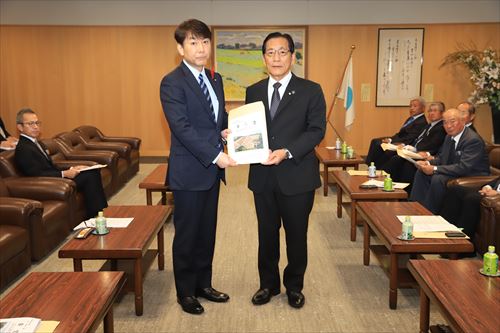 要望書受け取り（IMG_1017)_R