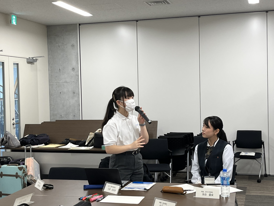 被爆体験講話後に質問をする高校生