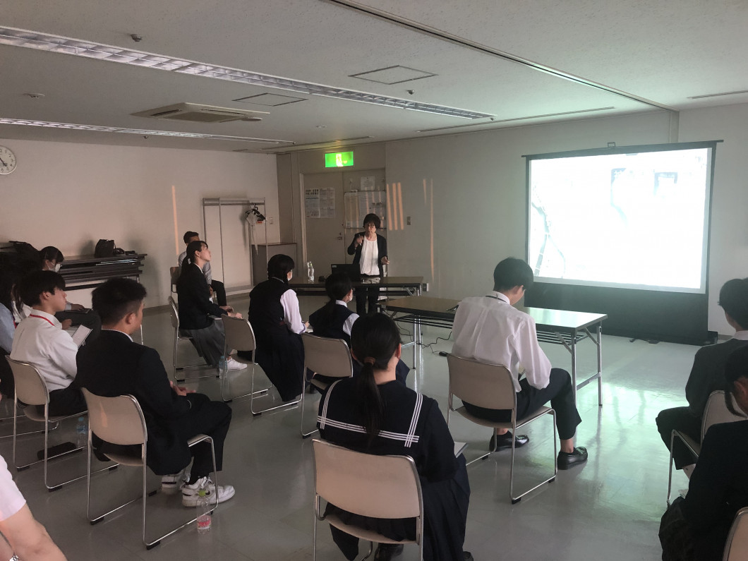 被爆講話を提供する小倉氏