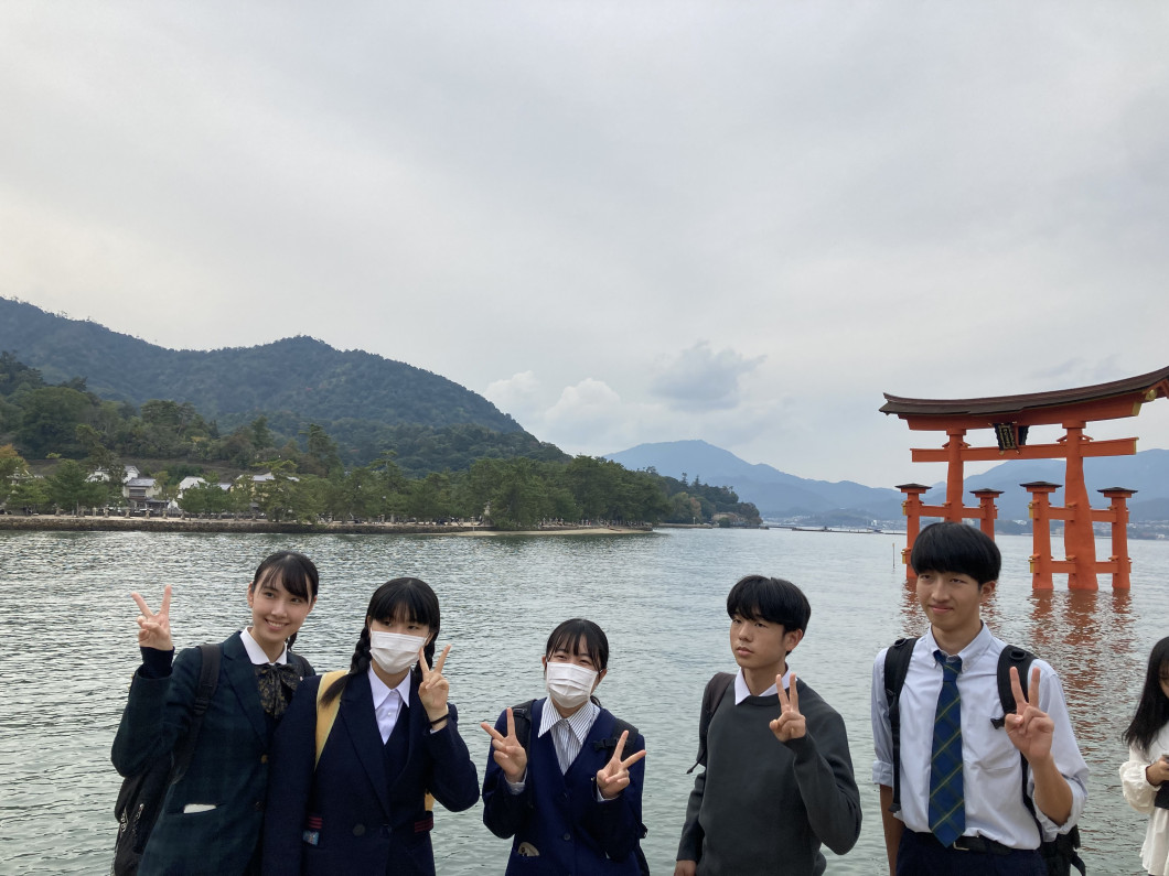 厳島神社鳥居前にて