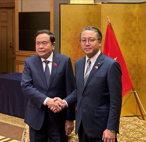 ベトナム　チャン・タイン・マン国会議長（握手）_R