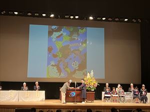 ②長崎県の受賞者への表彰状を渡す馬場副知事（中学生）２_R