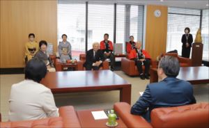 知事と受章者の懇談シーン_R