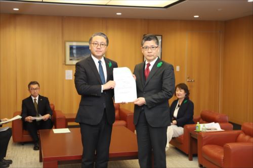 報告書を受け取る様子