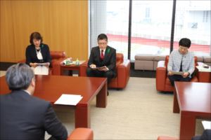 報告を受ける様子