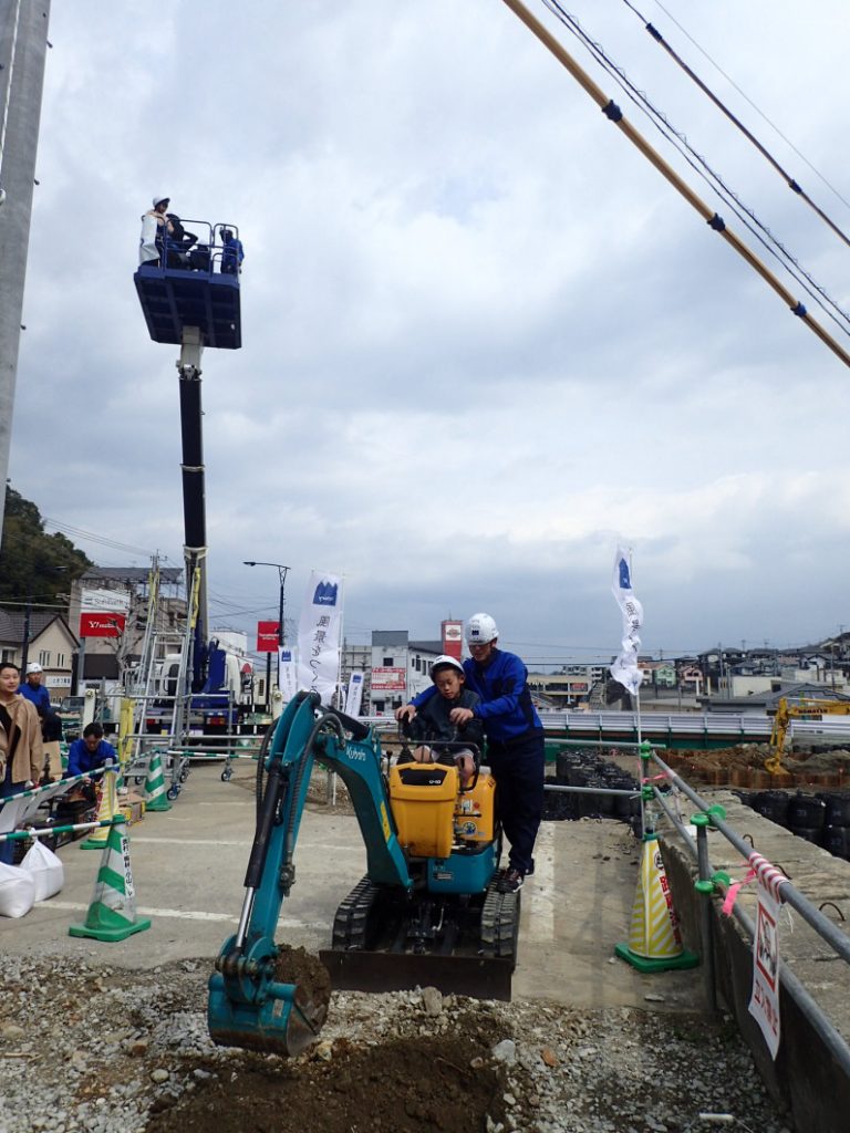 ミニバックホウ操縦体験