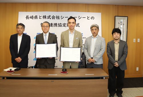 協定書を持った写真_R