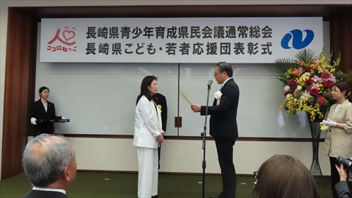 ②知事賞を手渡す知事_R