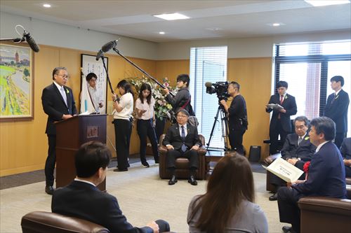 当選証書付与式の様子_R