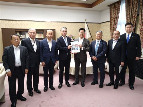 財務省 加藤財務大臣へ要望書を手交_R