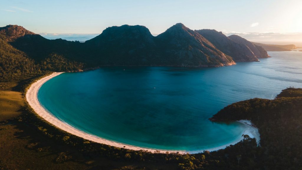 Lochlainn Riordanによる撮影、TasmaniaのWineglass Bay Beach