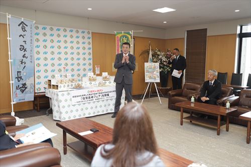 説明を受ける様子_R