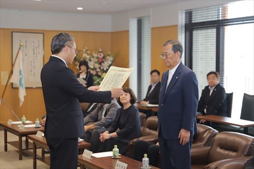 退任委員への感謝状交付（國弘会長）_R