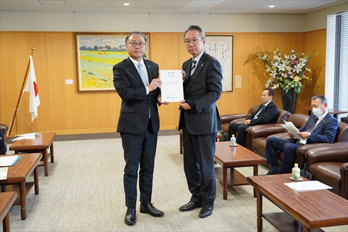 手渡しの様子_R